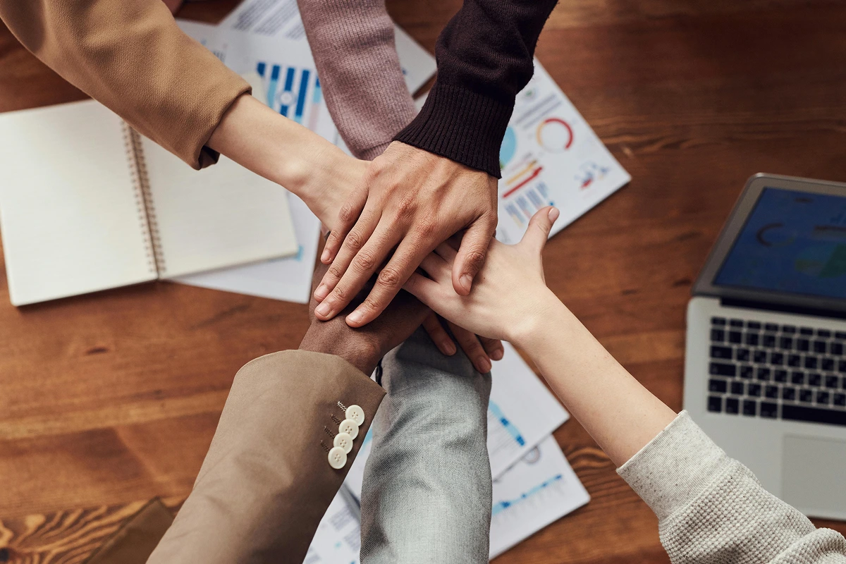 Vrouw werkt ontspannen met laptop aan houten tafel.