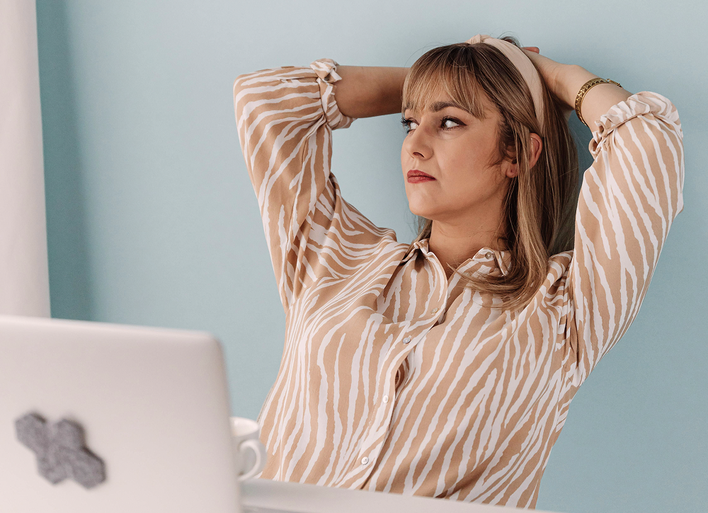 Vrouwelijke ondernemer gefrustreerd over ingewikkelde software voor het verkopen van haar producten