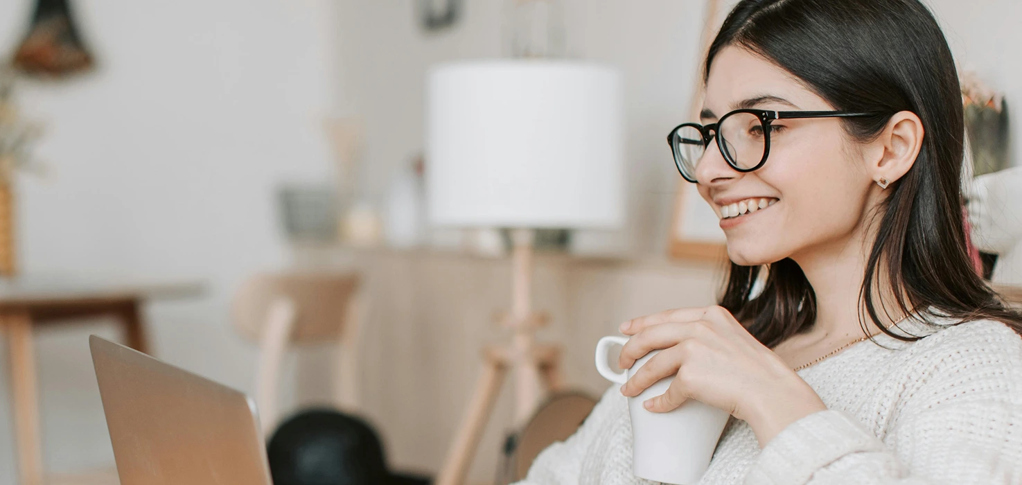 Vrouw aan het werk op bank